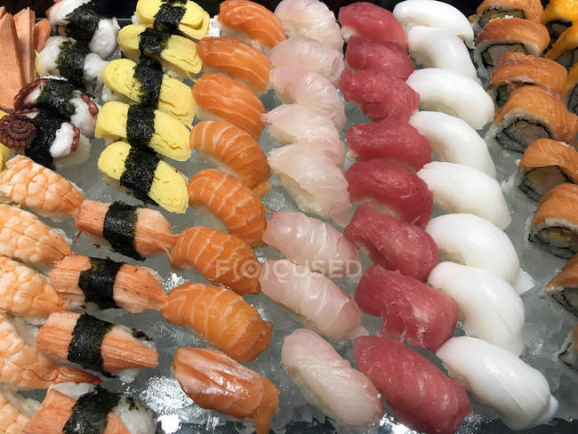 Vista de cerca del sushi nigiri japonés - foto de stock
