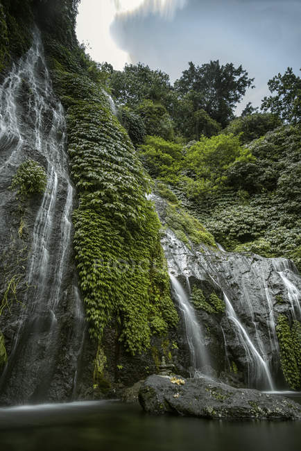 Vista panorámica de las cascadas gemelas de Banyumala, Bali, Indonesia - foto de stock