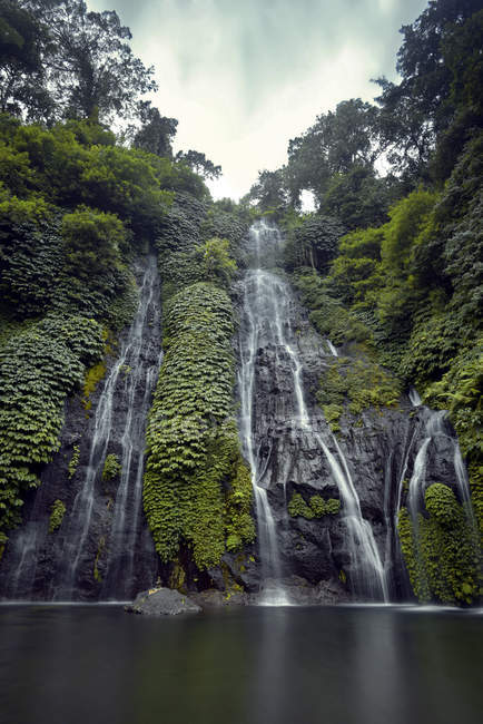 Мальовничий вид на Banyumala Twin водоспади, Балі, Індонезія — стокове фото