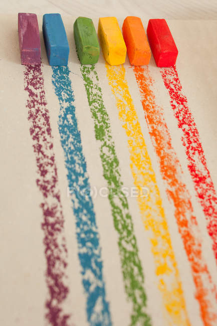 Pastéis de óleo macio multicoloridos em uma linha no fundo branco — Fotografia de Stock