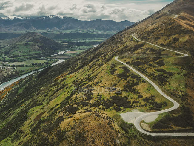 Vista panorámica de la carretera Switchback, cordillera Remarkables, Queenstown, Isla Sur, Nueva Zelanda - foto de stock