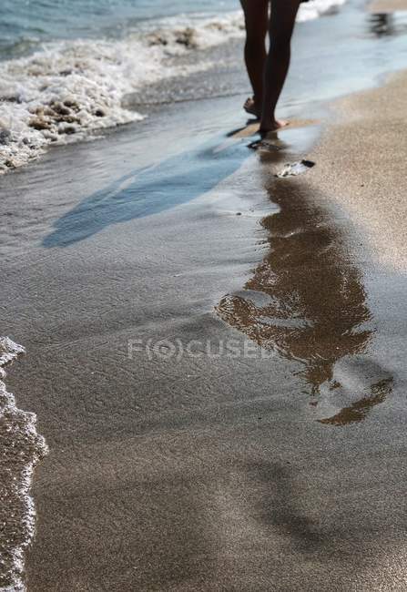 Mann geht am Strand entlang, Bulgarien — Stockfoto