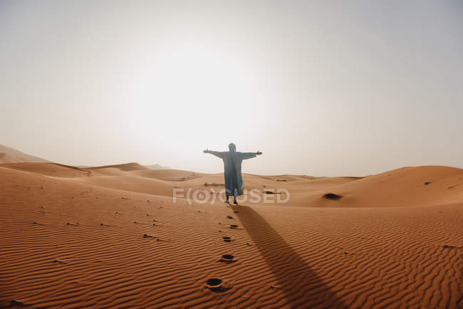 Чоловік, що стоїть у пустелі Сахара з розкритими обіймами, Марокко. — стокове фото