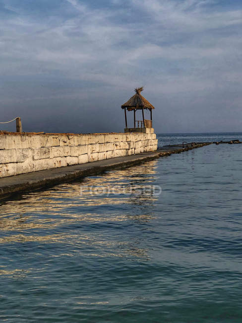 Vista panorámica de la pared del puerto junto al mar, Bulgaria - foto de stock