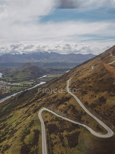 Scenic view of switchback road, Remarkables mountain range, Queenstown, South Island, New Zealand — Stock Photo
