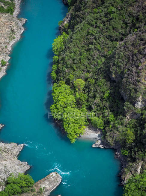 Vista aérea del río, Queenstown, Isla Sur, Nueva Zelanda - foto de stock