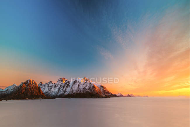 Lever de soleil sur paysage montagneux, Lofoten, Norvège — Photo de stock