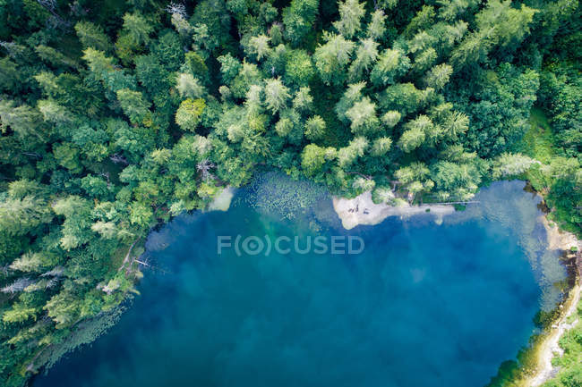 Vista aérea no lago Eibensee, um belo pequeno lago de montanha nos Alpes austríacos perto de Salzburgo . — Fotografia de Stock