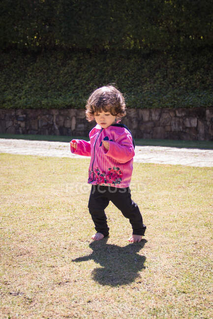 Criança andando descalça na grama — Fotografia de Stock