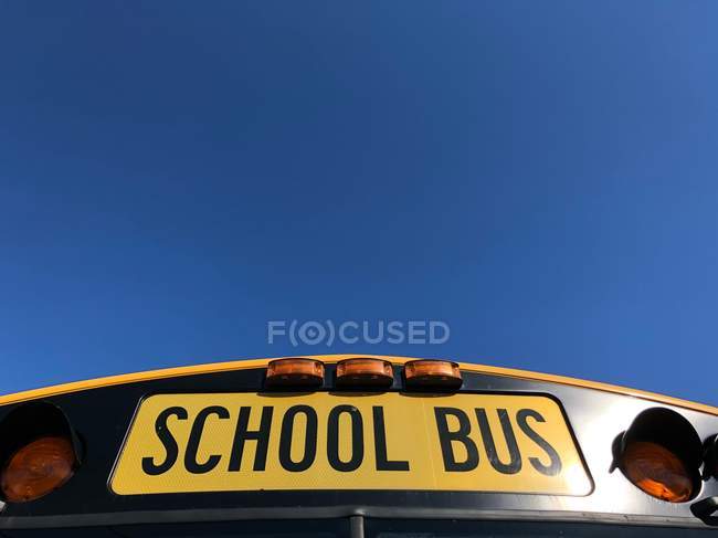 Segno scuolabus contro un cielo blu — Foto stock