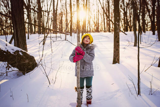 Girl standing in the woods hugging a tree, United States — Stock Photo