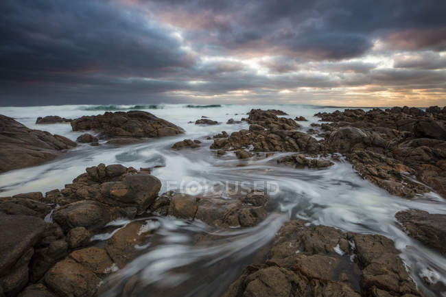 Vista panorámica del paisaje costero al atardecer, Victoria, Australia - foto de stock