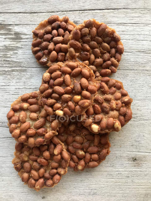 Rempeyek crackers filled with peanuts, closeup — Stock Photo