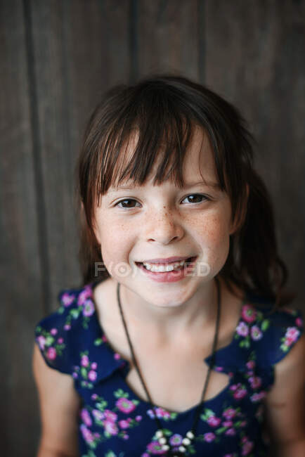 Portrait of a smiling girl in a summer dress — Stock Photo