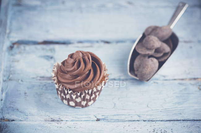 Chocolate cupcake and a chocolate filled serving scoop — Stock Photo