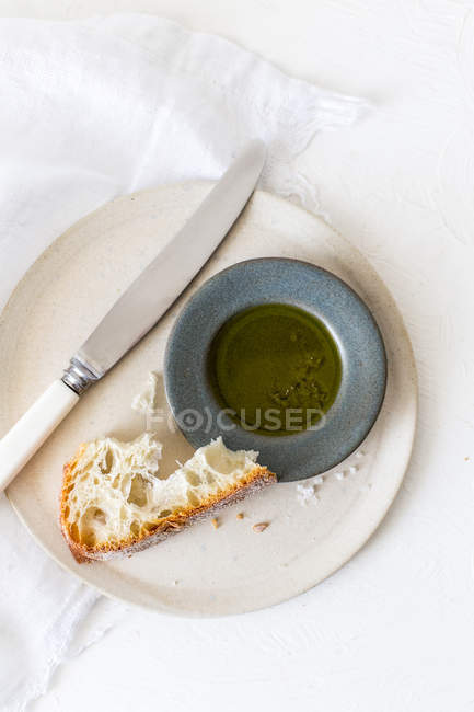 Pan con aceite de oliva y sal, vista de cerca - foto de stock