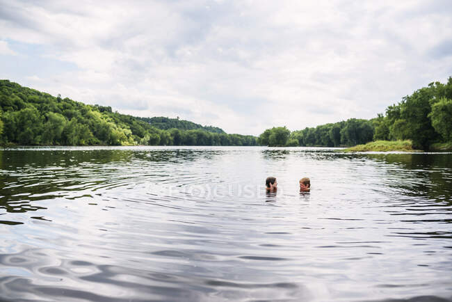 Dos chicos nadando en un río, Estados Unidos - foto de stock