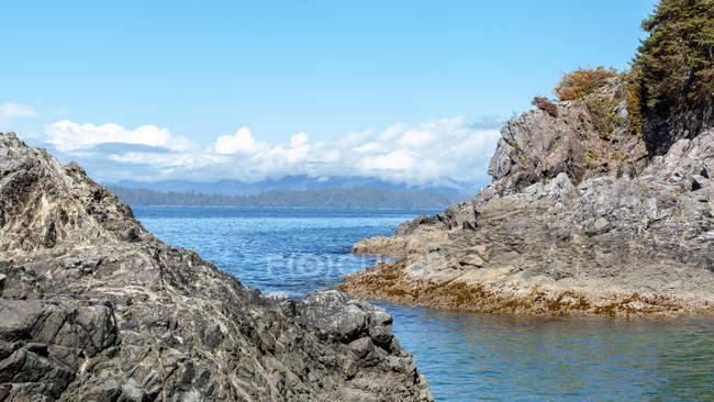 Vista panorâmica da praia rochosa, Brady Beach, Alberni Inlet, Bamfield, British Columbia, Canadá — Fotografia de Stock