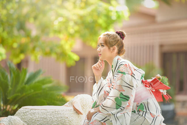 Retrato de uma mulher usando um quimono japonês tradicional — Fotografia de Stock