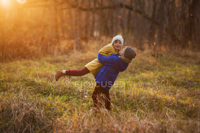 Menino e menina brincando na floresta, Estados Unidos — Fotografia de Stock