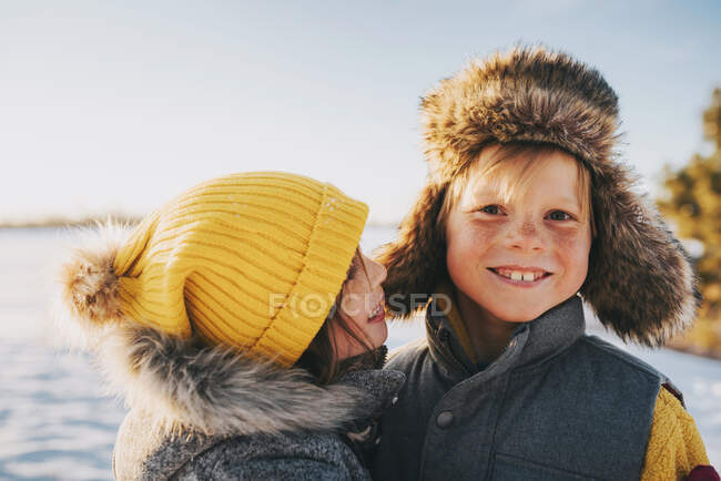 Портрет хлопчика і дівчинки біля озера (США). — стокове фото