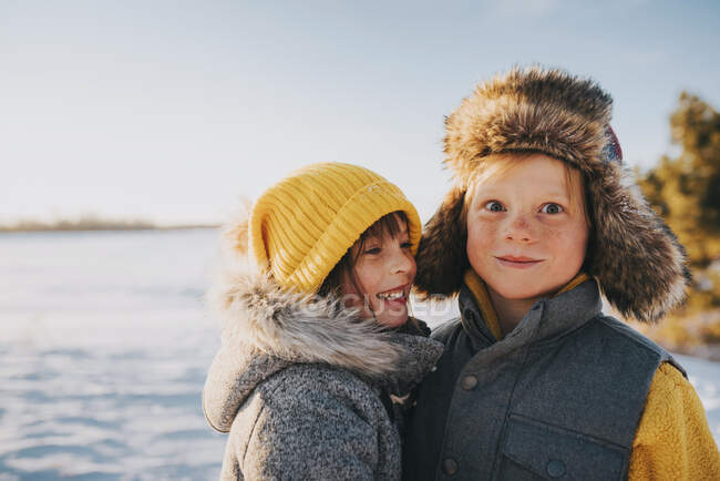 Porträt eines Jungen und eines Mädchens an einem See, Vereinigte Staaten — Stockfoto