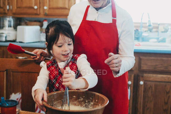 Avó ensinando sua neta a assar — Fotografia de Stock