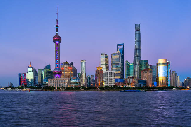 Vista panorámica del horizonte de la ciudad al atardecer, Shanghai, China - foto de stock