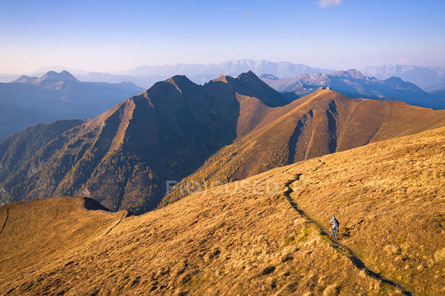 Luftaufnahme einer Mountainbikerin in den Alpen, gastein, salzburg, Österreich — Stockfoto