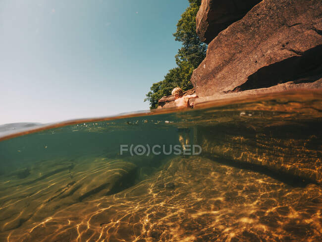 Junge spaziert in einem See, Lake Superior, Vereinigte Staaten — Stockfoto