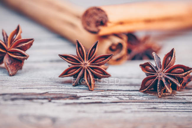 Anis estrelado e paus de canela em uma mesa de madeira — Fotografia de Stock