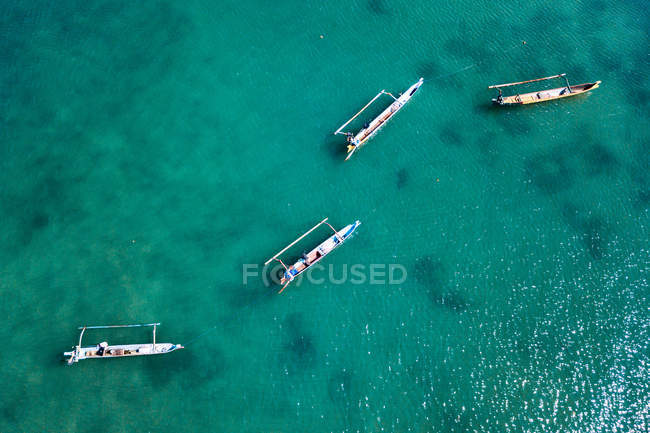 Vista aérea de quatro barcos tradicionais, Lombok, Indonésia — Fotografia de Stock
