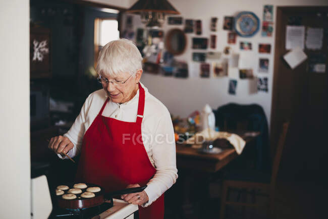 Femme âgée cuisinant des boulettes de Noël suédoises traditionnelles — Photo de stock