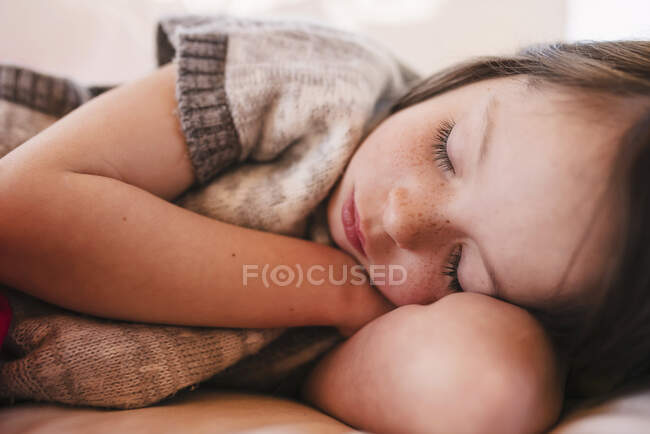 Retrato de una chica durmiendo una siesta - foto de stock