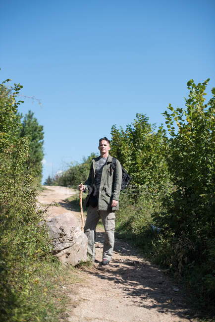 Mann wandert im Wald, Bosnien und Herzegowina — Stockfoto