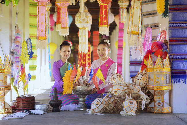 Zwei Frauen in traditioneller thailändischer Kleidung, Chiang Mai, Thailand — Stockfoto