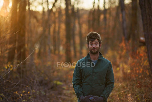 Портрет чоловіка, який стоїть у лісі, висміюючи обличчя, Сполучені Штати Америки. — стокове фото
