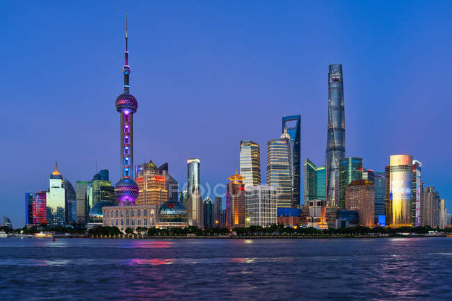 Vista panoramica dello skyline della città di notte, Shanghai, Cina — Foto stock