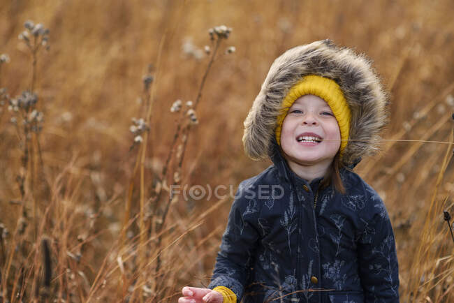 Portrait of a smiling girl in a field, United States - foto de stock
