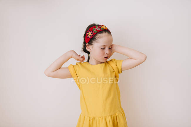 Portrait d'une fille fatiguée frottant son visage — Photo de stock