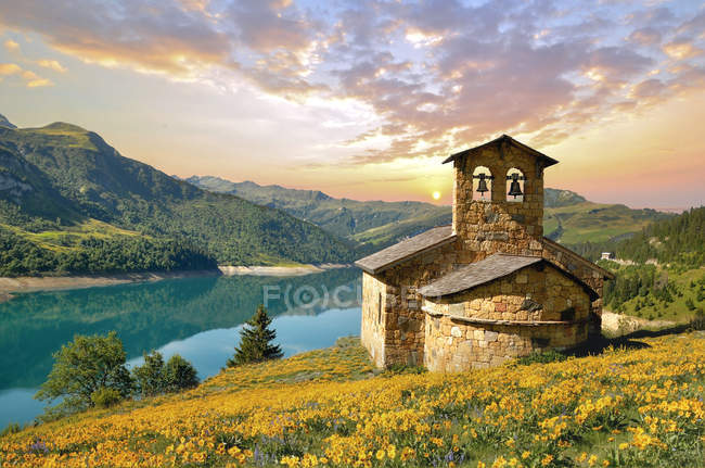Aussichtsreiche Aussicht auf Kapelle in den Alpen, Frankreich — Stockfoto