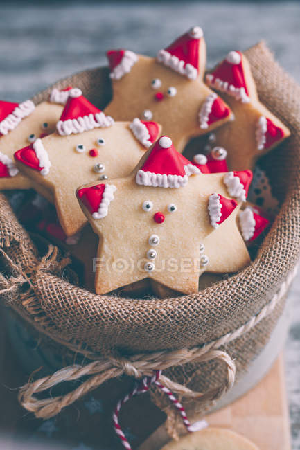 Vista de close-up de saborosos biscoitos Santa — Fotografia de Stock