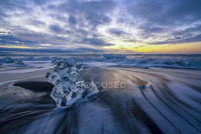 Vue panoramique sur la magnifique plage Diamond Beach au lever du soleil, Jokulsarlon, Parc national des Glaciers Vatnajokull, Islande — Photo de stock