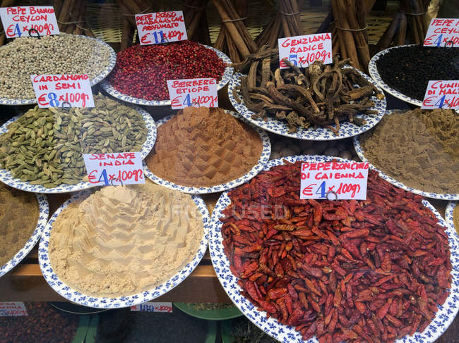 Especiarias e pimentas para venda em um mercado — Fotografia de Stock