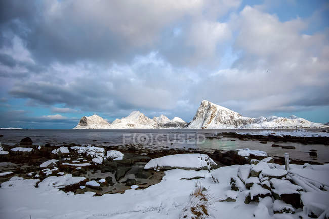 Живописный вид на Лилль Санднес зимой, Лоффелланд, Норвегия — стоковое фото