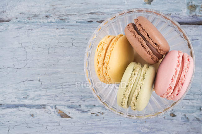 Glass bowl filled with macaroons, closeup view — Stock Photo
