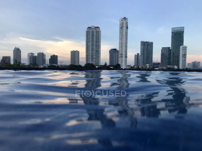 City skyline view across a swimming pool, Bangkok, Thailand — Stock Photo