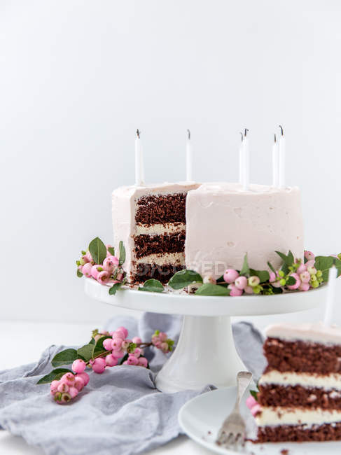 Bolo de aniversário de chocolate com cobertura de água rosa — Fotografia de Stock