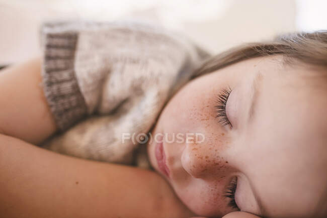 Primer plano de una chica durmiendo una siesta - foto de stock