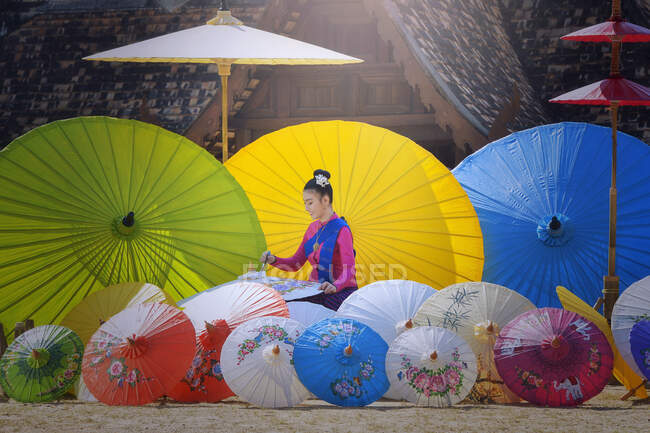 Portrait d'une femme peignant des parasols traditionnels, Chiang Mai, Thaïlande — Photo de stock